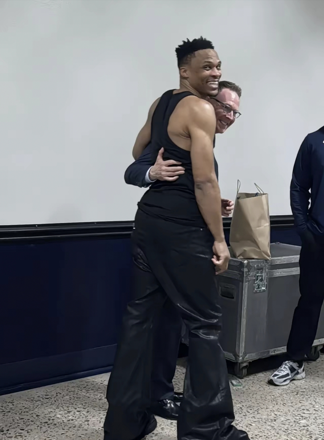 雷霆队遗憾出局，球员泪洒赛场告别