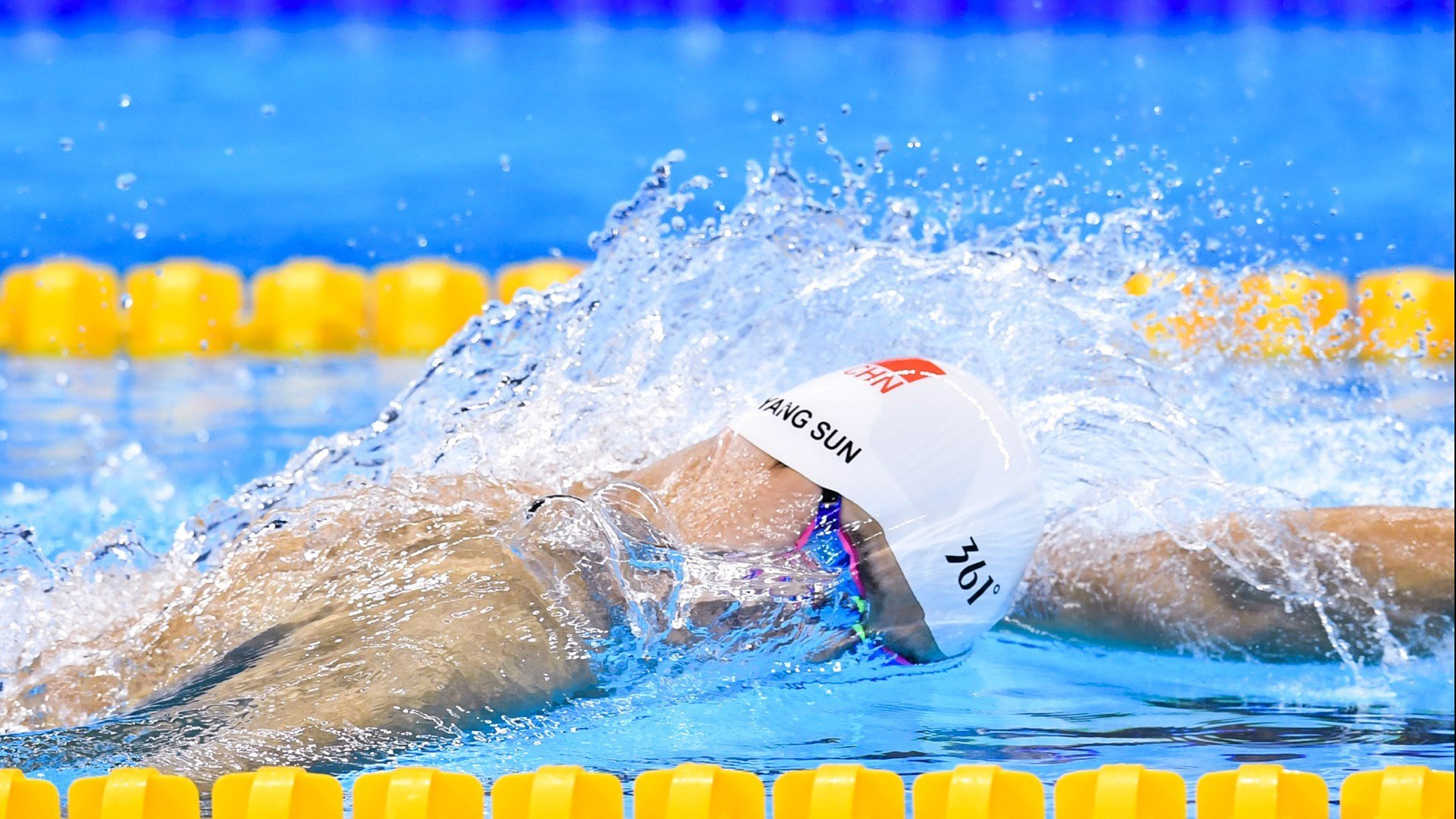 压力下的绽放，拉梅洛·鲍尔在雄鹿对阵黄蜂中的爆发之夜